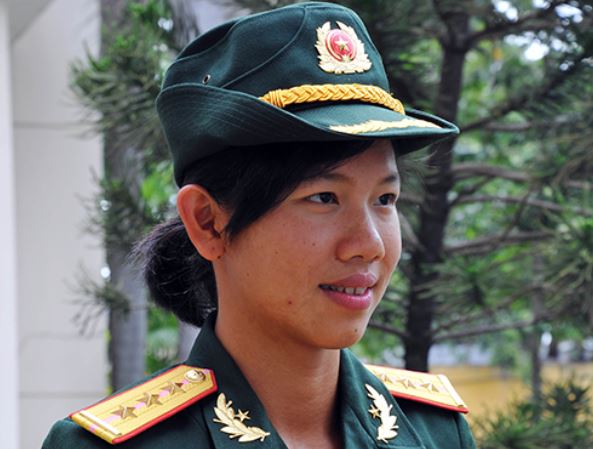 Ngày 26/08/2013, cô được Bộ Tư lệnh quân khu 9 đặc trách trao cho quân hàm Thượng úy