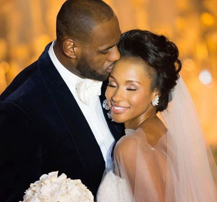 Cầu thủ bóng rổ chuyên nghiệp James vào năm 2013 đã kết hôn với Savannah Brinson