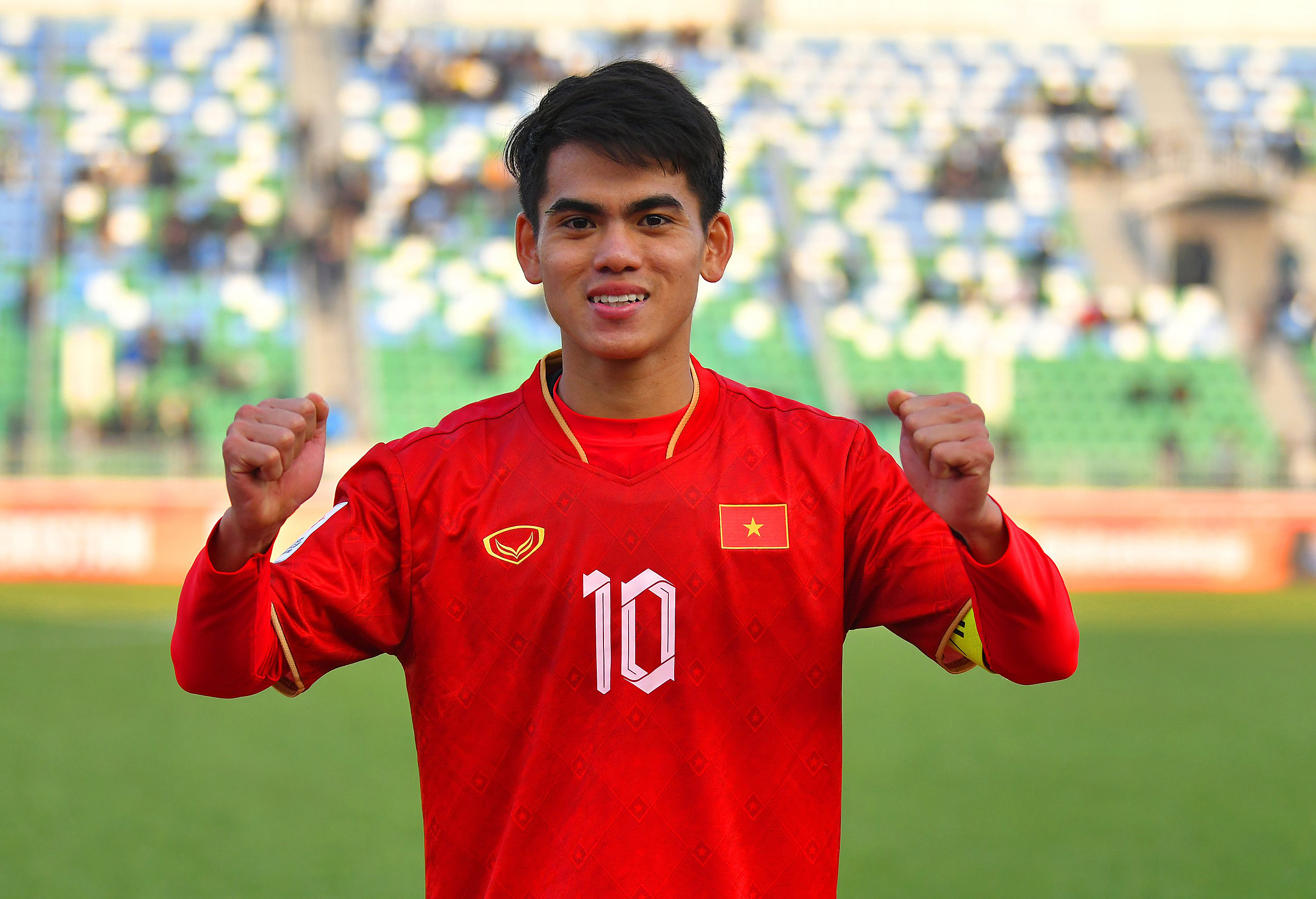 Khuất Văn Khang từng tham gia thi đấu ở câu lạc bộ Viettel và đội tuyển Việt Nam