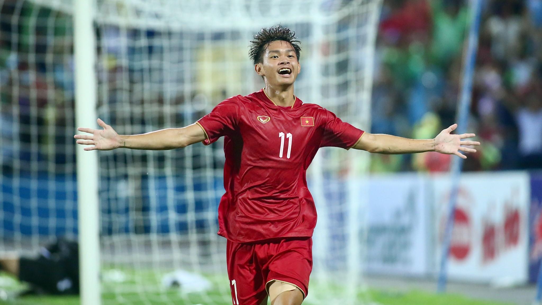 Sự nghiệp của Bùi Vĩ Hào bắt đầu từ khi anh tham gia thi đấu cho câu lạc bộ trẻ ở An Giang và đội tuyển quốc gia Việt Nam