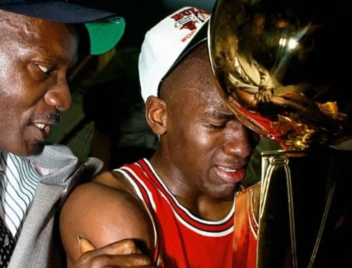 Michael Jordan bắt đầu sự nghiệp bóng rổ NBA với đội tuyển Chicago Bulls