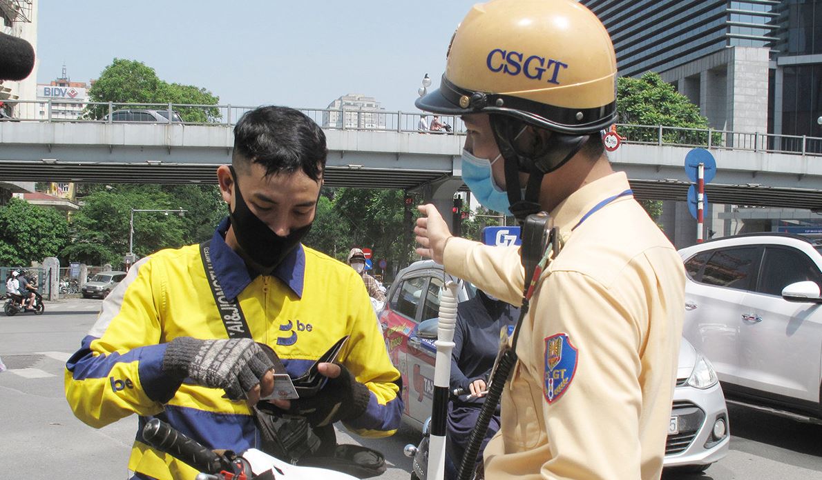 Cách đi xe máy không bị công an giao thông tuýt còi có thể kể đến như: Đội mũ bảo hiểm, trang bị đầy đủ phụ kiện xe theo quy định,...