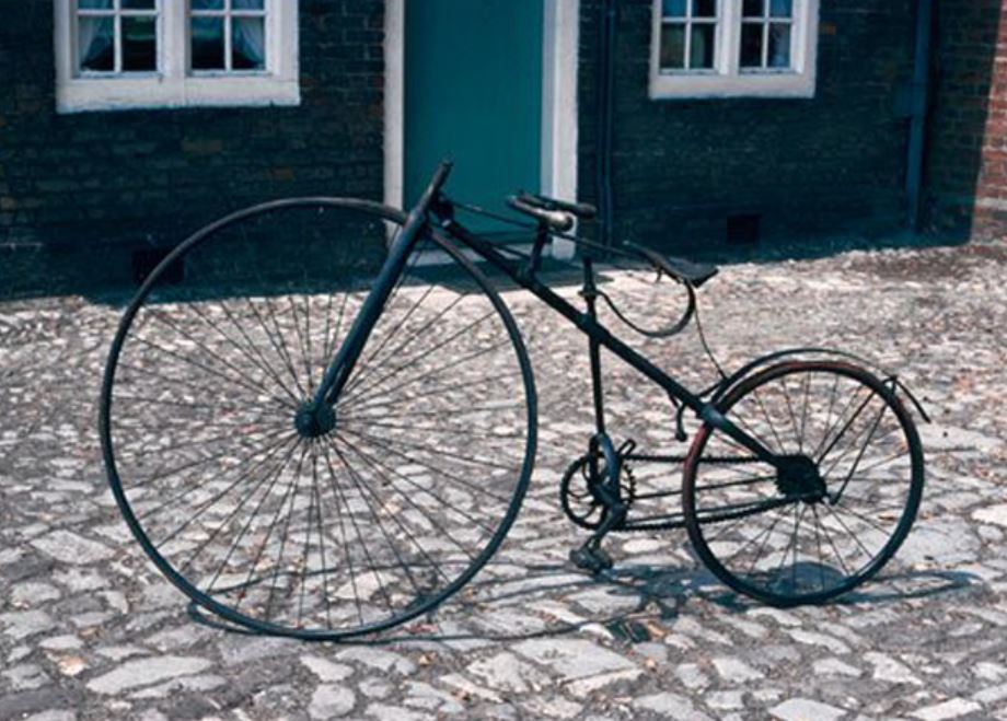 Lawson sáng chế ra xích xe đạp – bộ phận truyền động cho bánh sau vào năm 1879