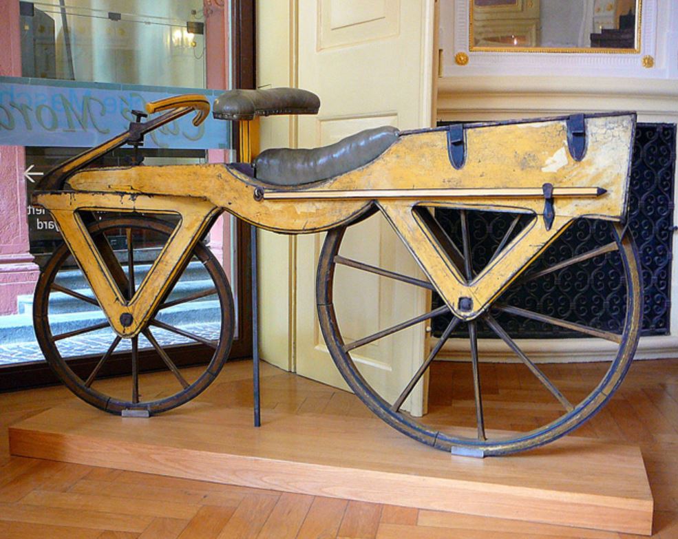 Năm 1817, một nam tước người Đức - Baron Karl von Drais sáng chế ra chiếc xe đạp đầu tiên