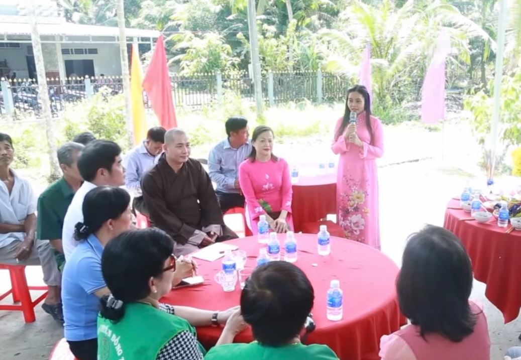Bà Mai gửi lời tri ân đến Đại Thích Phước Thuận và chính quyền địa phương