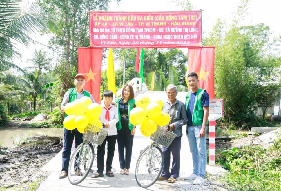CTCP Thế giới xe điện cũng tặng 2 xe đạp cho 1 học sinh nghèo và thương binh bán vé số dạo