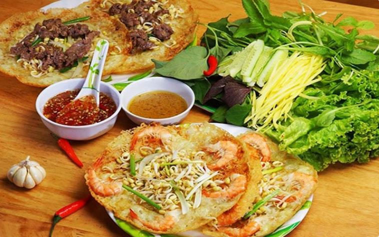 Bánh xèo có thể ăn cuốn hoặc ăn trộn