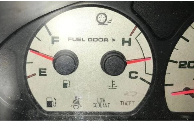 Ký hiệu “H” trên bảng điều khiển ô tô thường được sử dụng để báo hiệu rằng nhiệt độ của động cơ hoặc hệ thống làm mát cho xe đã tăng lên và cần lưu ý
