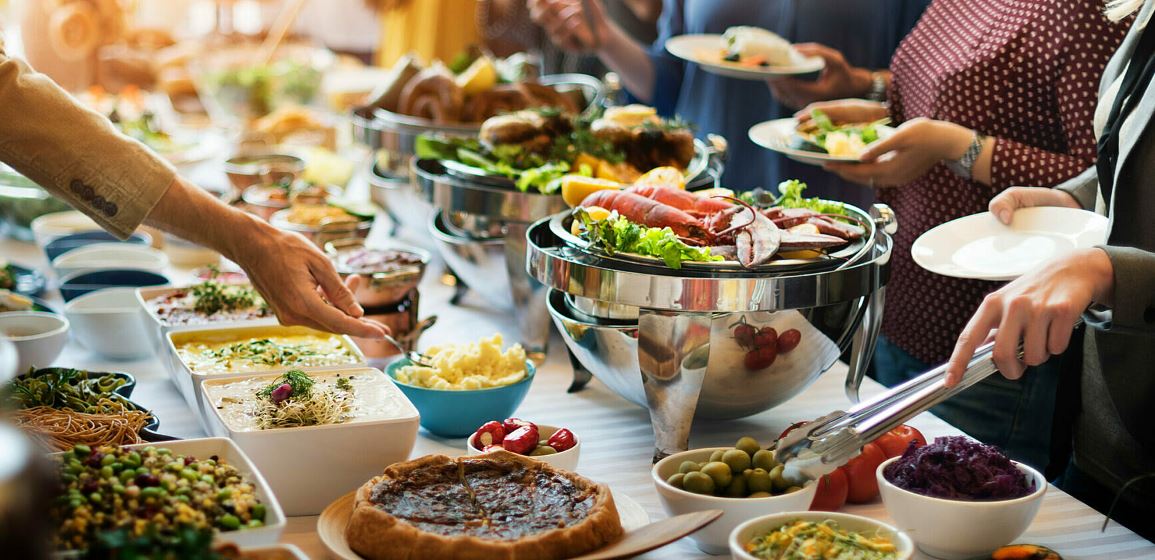 Các nhà hàng buffet sử dụng đĩa nhỏ khiến thực khách không thể lấy được nhiều đồ cùng lúc