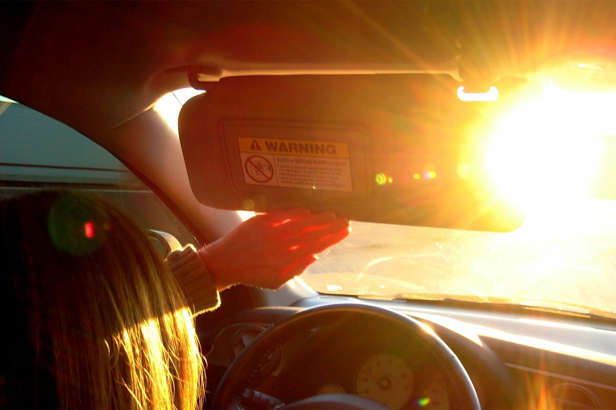 Mẹo lái xe an toàn khi đi ngược nắng: Sử dụng tấm che kính trước trên xe