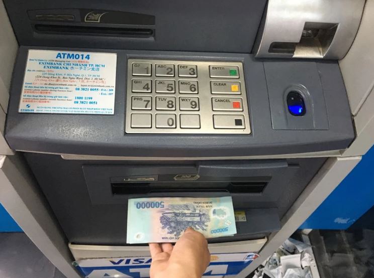 Giao dịch trên máy ATM rất quen thuộc với người dùng thẻ ngân hàng