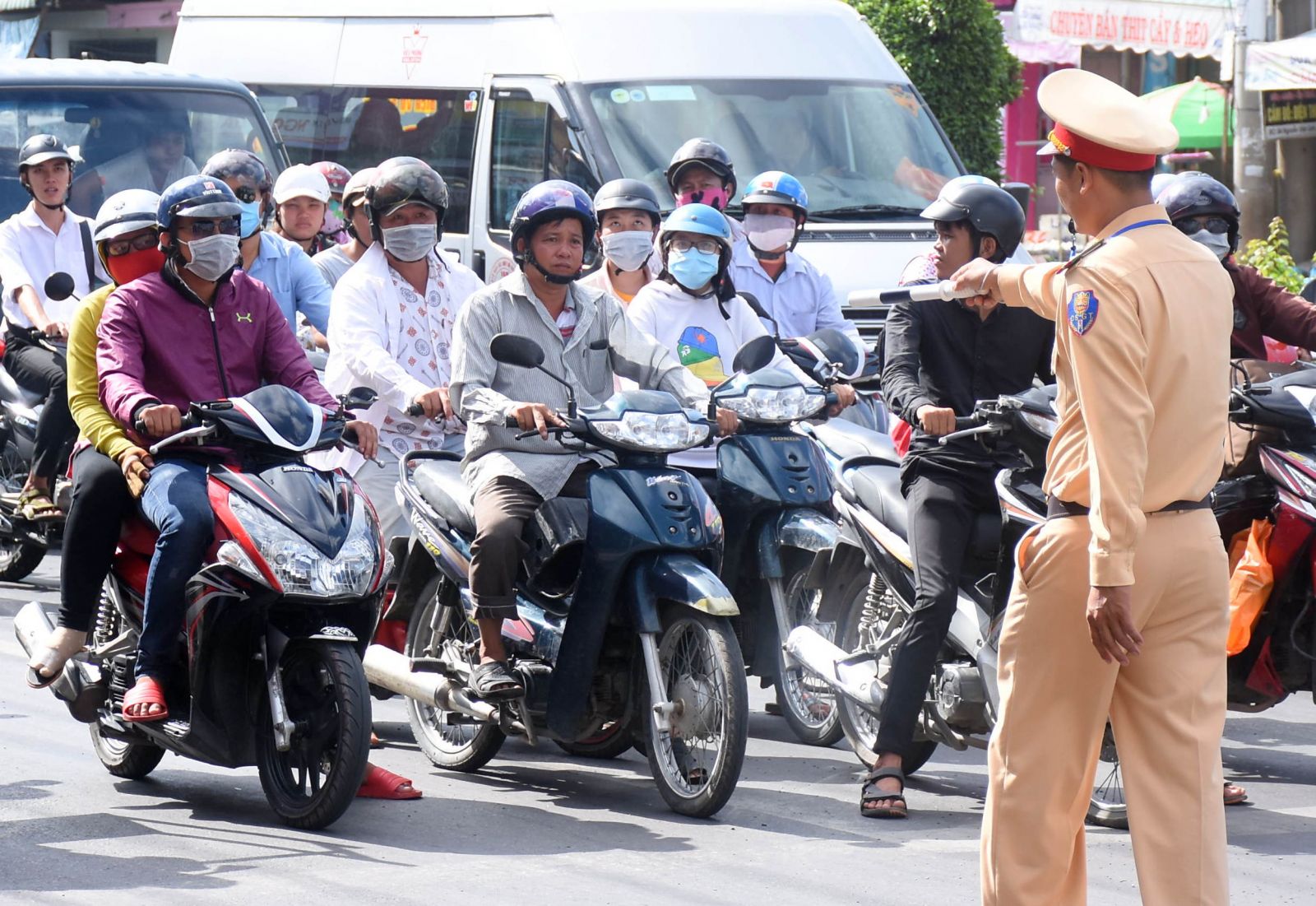 Khi mua xe cũ, người dân cần thực hiện sang tên đổi chủ