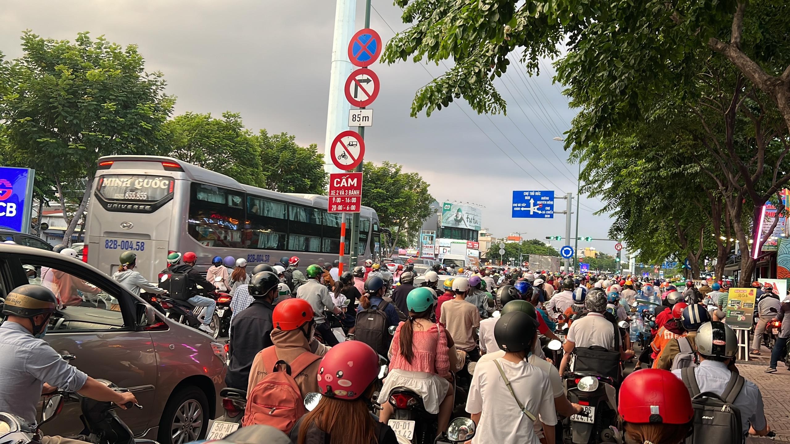 Sáng kiến bỏ đèn đỏ để giảm ùn tắc đang được thí điểm ở một vài khu vực