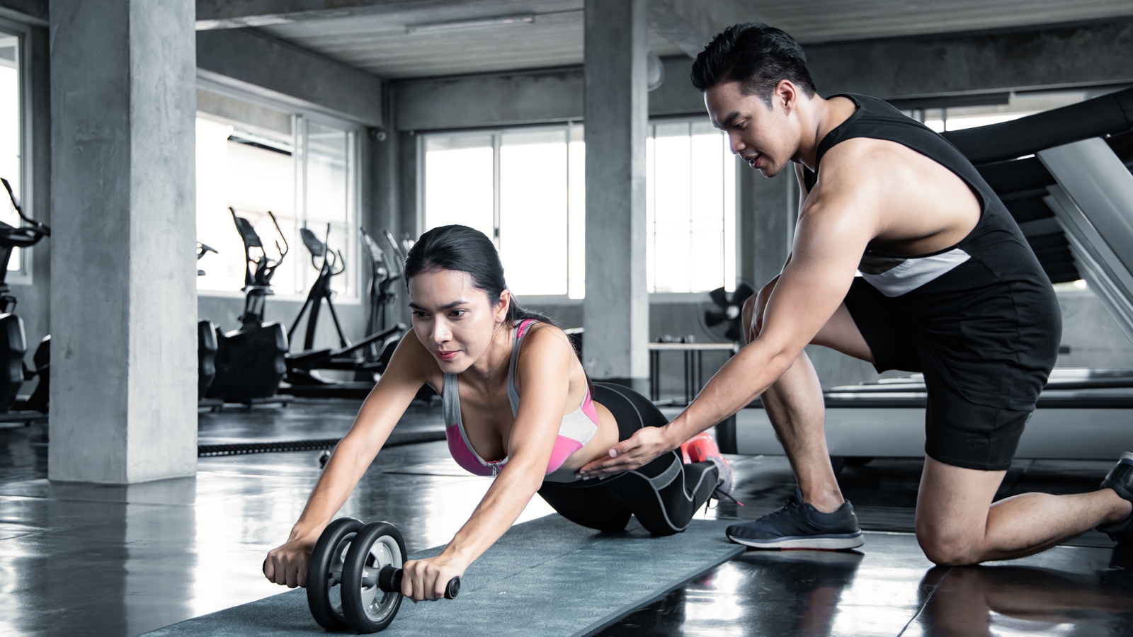 Đối với người mới, bạn nên tập Gym cùng với huấn luyện viên để tránh thương tích