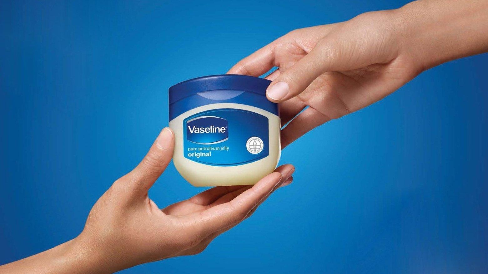 Công dụng của Vaseline đem đến cho mọi người làn da mềm mại, căng bóng vào mùa hanh