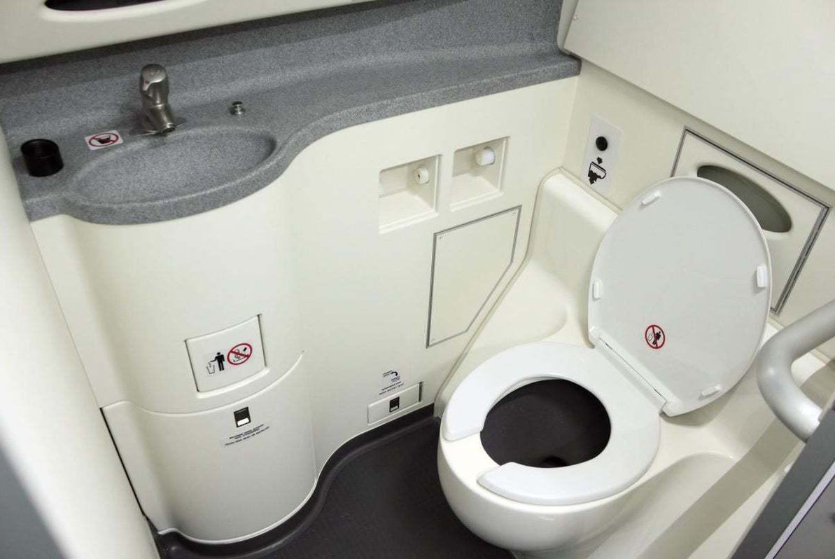 Lời khuyên khi dùng toilet trên máy bay