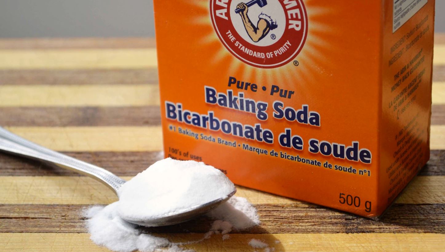 Mẹo làm sạch áo phao lông vũ nhanh chóng không cần giặt bằng bột Baking Soda