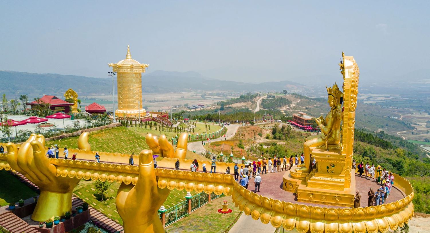 Khi tham quan Samten Hills Dalat, bạn không thể bỏ qua đường mòn dẫn đến tượng Phật Di Lặc